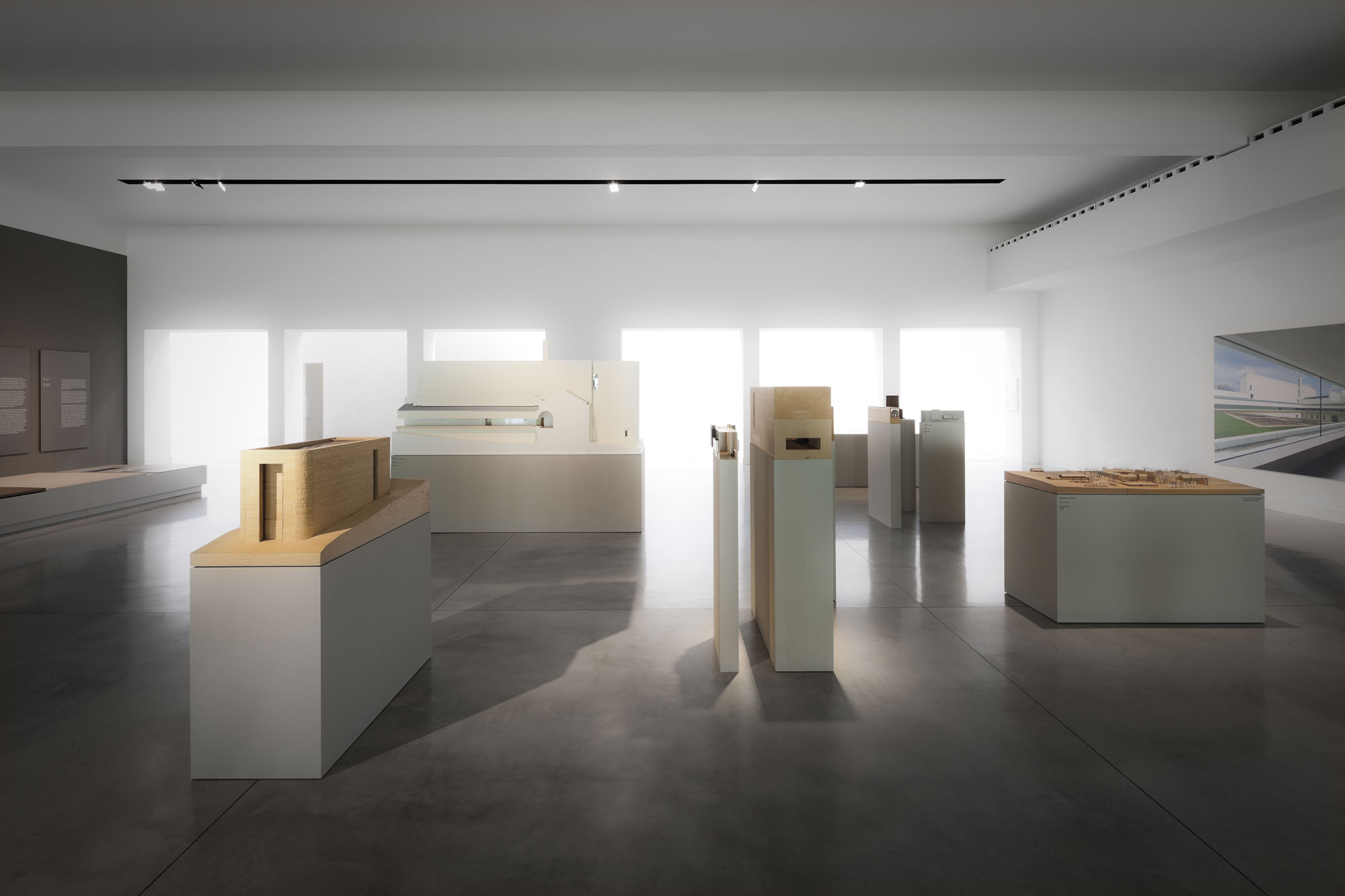 Mostra d’arte alla Fondazione Bisazza con pavimento Isoplam Deco Nuvolato