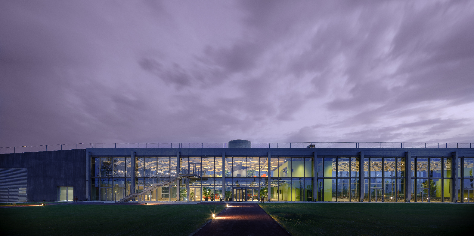 Architettura della Big Hall di H-Farm con pavimentazione Deco Nuvolato Isoplam colore Light Gray foto Marco Zanta