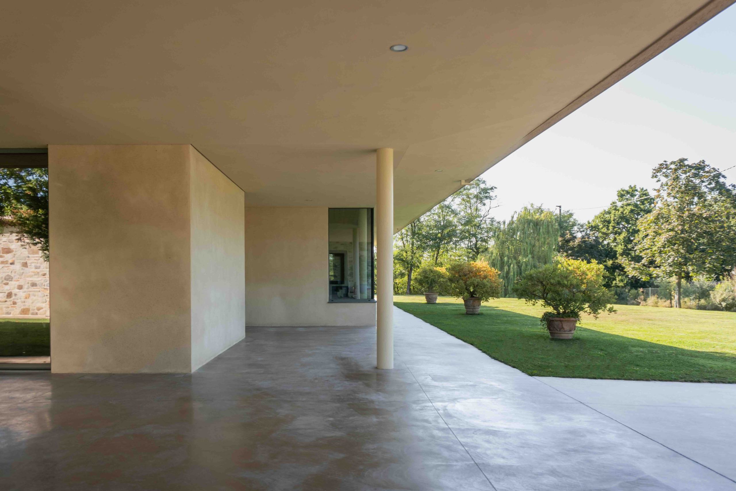 Villa Casa a Patio con pavimento continuo Deco Nuvolato Isoplam color cipria per esterni e portico