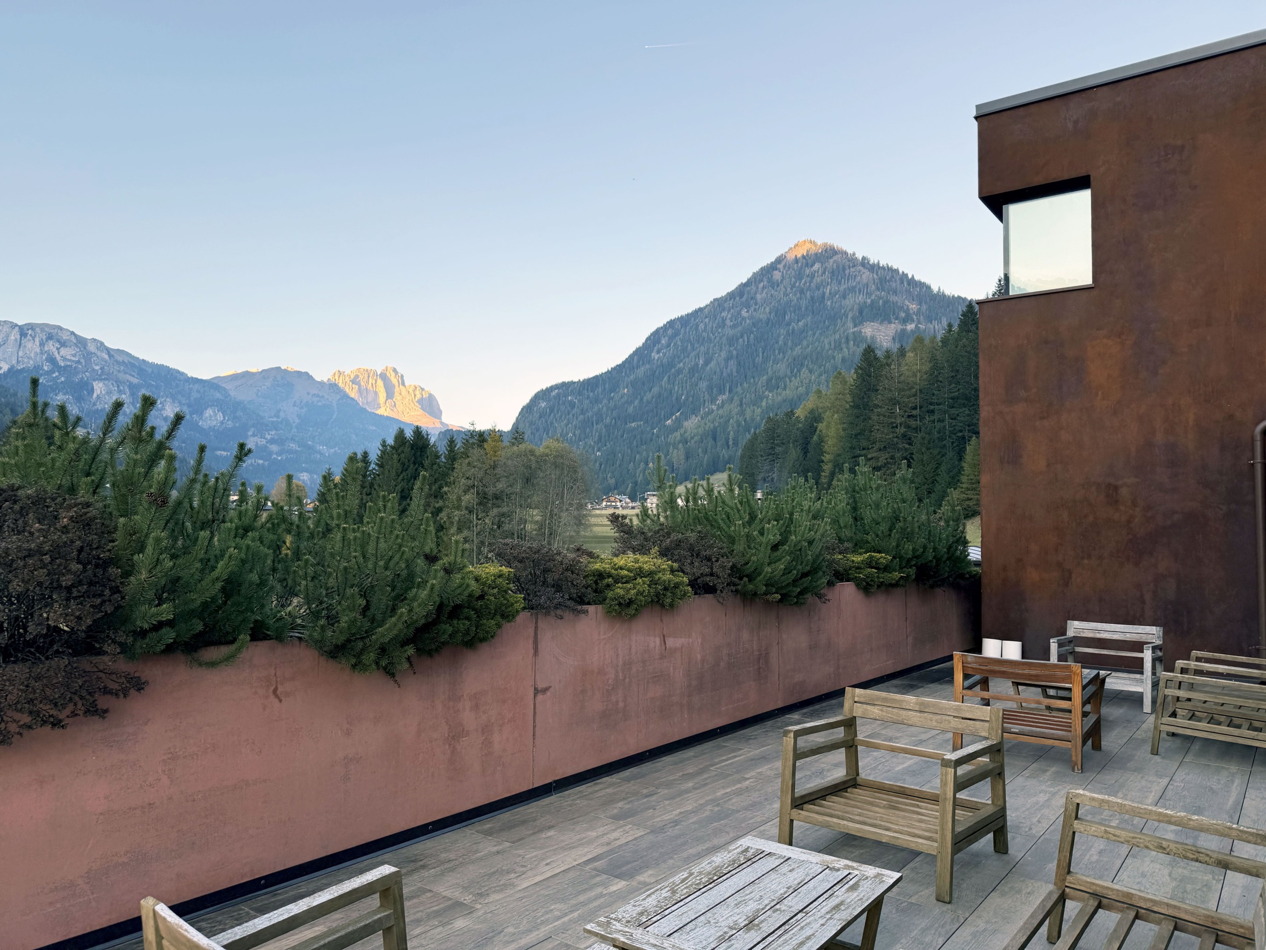 Rivestimento esterno effetto Corten Oxydecor Rust Isocolor al QC Terme Dolomiti – progetto Arch. Mariela Gonçalves.