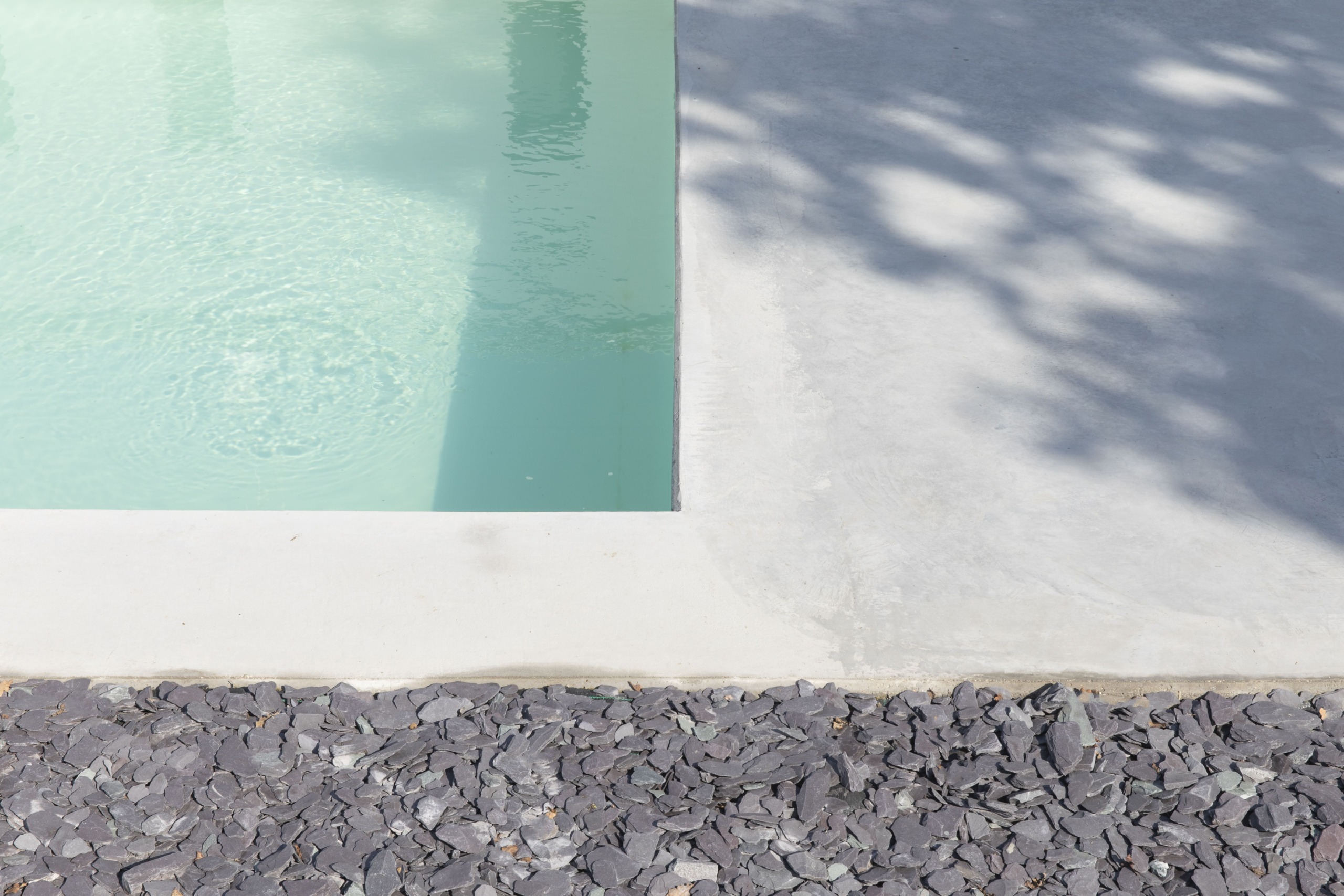 Pavimentazione esterna in cemento nuvolato Deco Nuvolato Grip Isoplam bordo piscina agriturismo La Pervinca