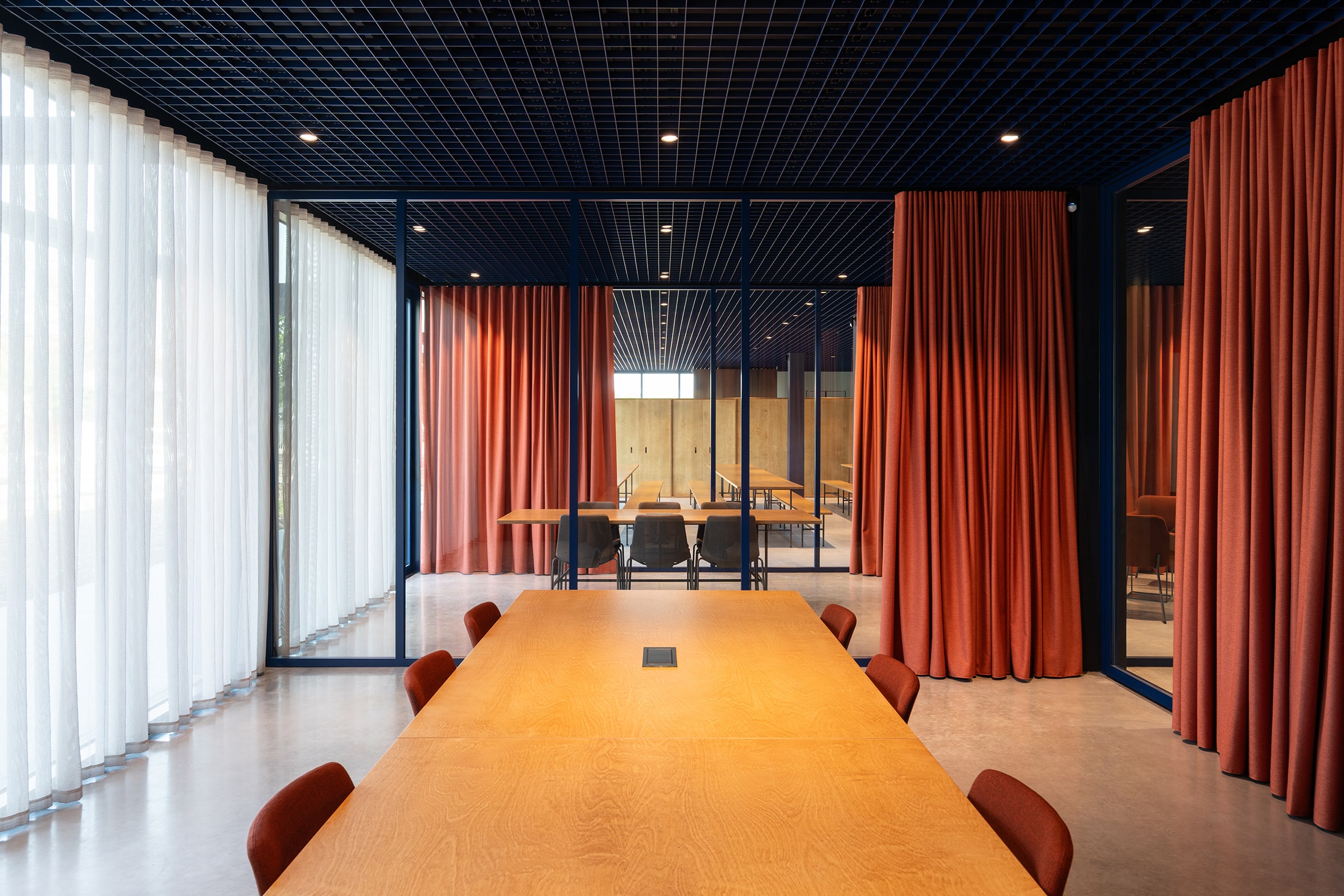 Vista prospettica del pavimento Pavilux colore cemento negli ambienti di lavoro Italfin foto Marco Cappelletti