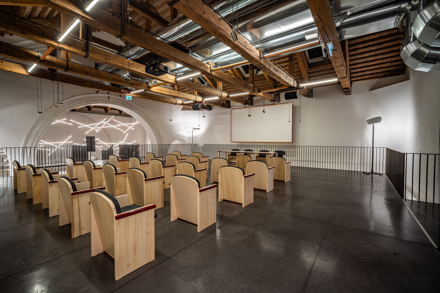 Skyconcrete Indoor, pavimento effetto nuvolato basso spessore finitura dark gray. Sala convegni Ca' Scarpa, Treviso. Progetto: Tobia Scarpa