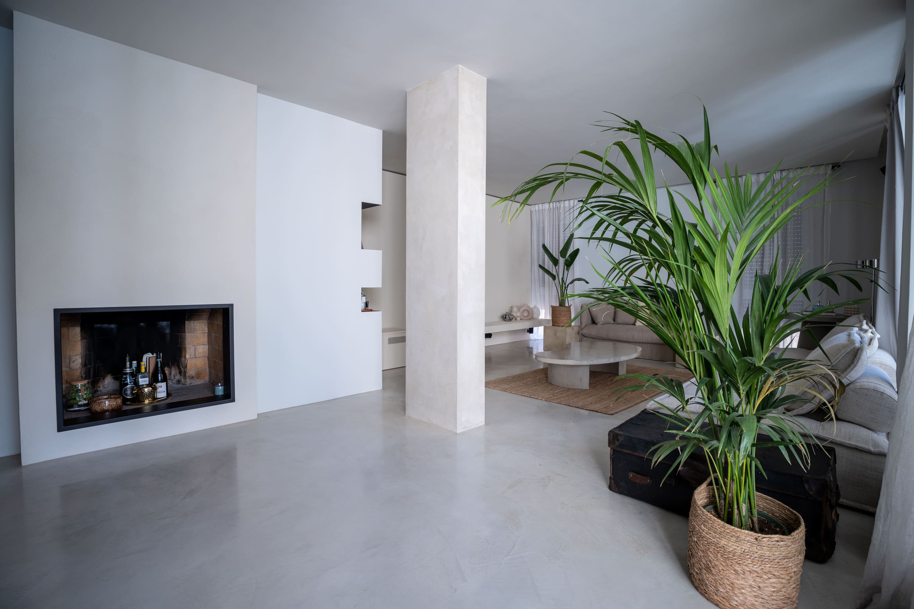 pavimento zona caminetto in Micro Velvet microcemento a basso spessore