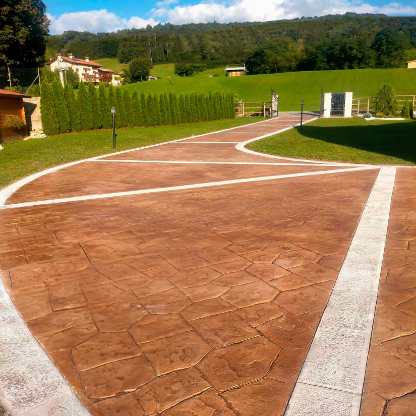 Plam Renova Isoplam per il rinnovo e la colorazione di pavimenti in calcestruzzo stampato, resistente a usura e cicli di gelo-disgelo.