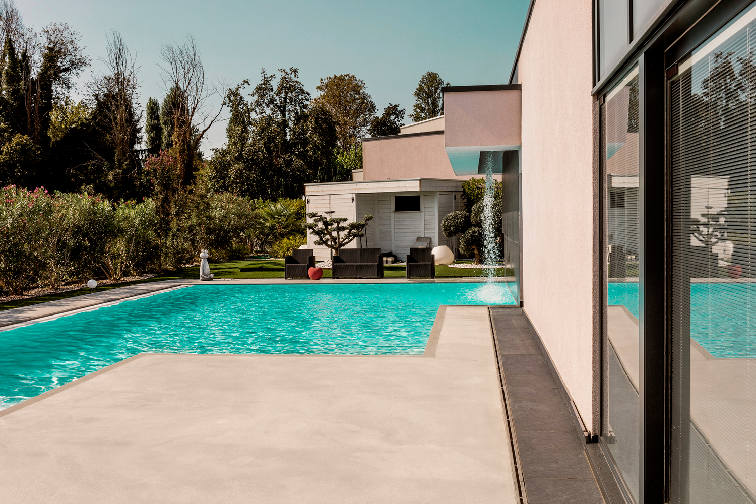 pavimento effetto grip a basso spessore per bordo piscina