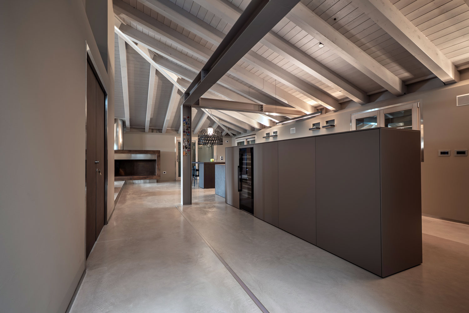 Cucina open space con pavimentazione cementizia continua Skysense Isoplam