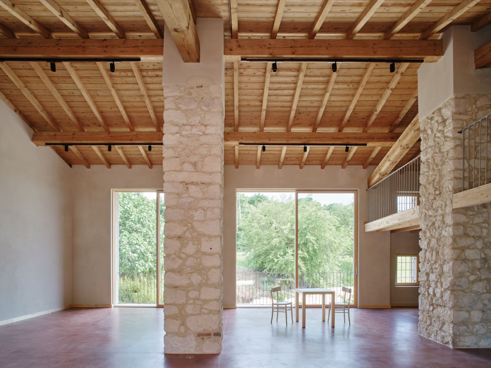 Pavimento industriale Pavilux colore Rubino Isoplam alla Locanda Case Vecie di Grezzana in provincia di Verona