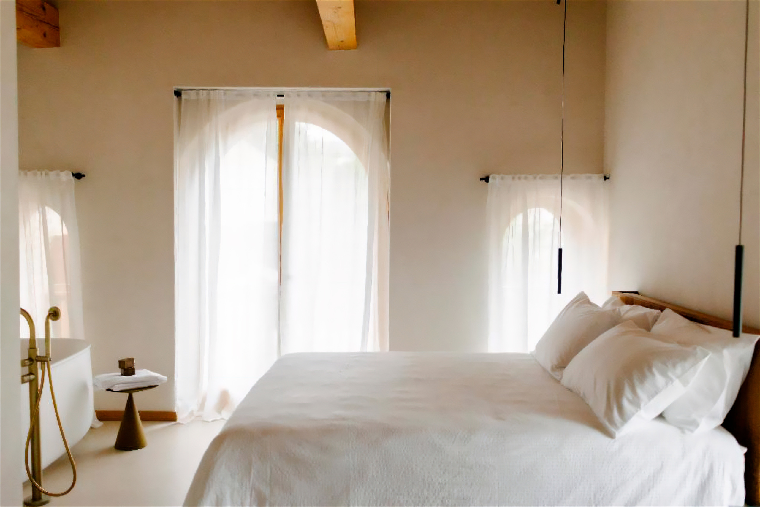 Camera matrimoniale con pavimento in Terrazzoverlay Isoplam e arredi in legno naturale, design contemporaneo e accogliente