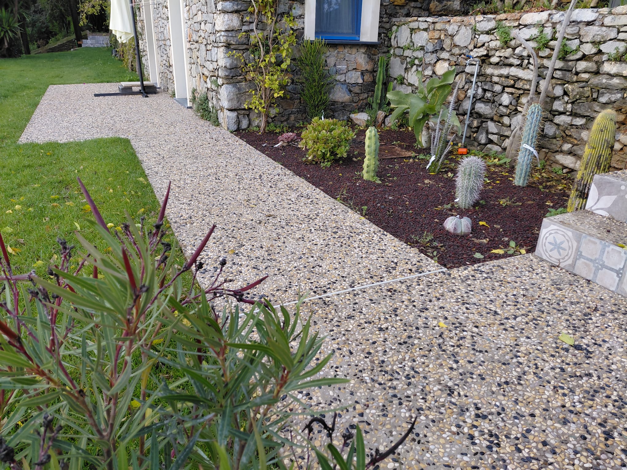 Percorso pedonale in ghiaino lavato e prato