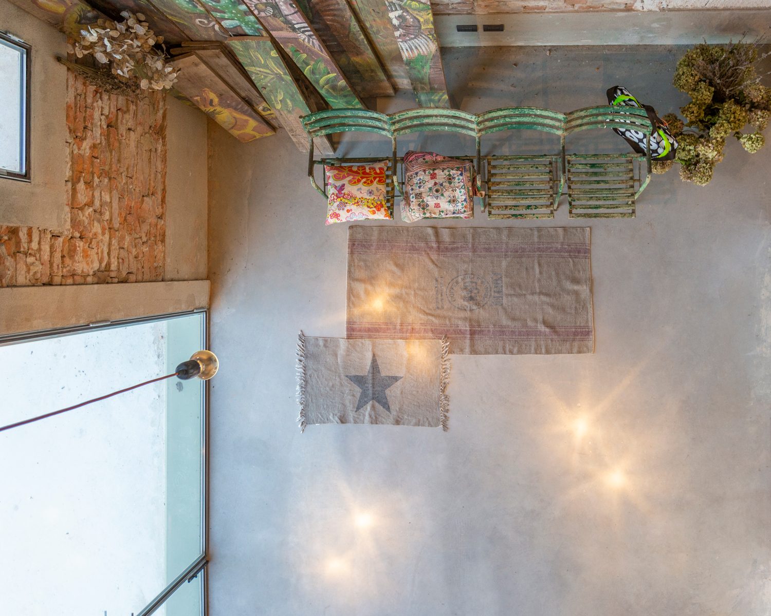 Pavimentazione continua in cemento Deco Nuvolato opaco nel living con vetrate tra ambienti interni ed esterni