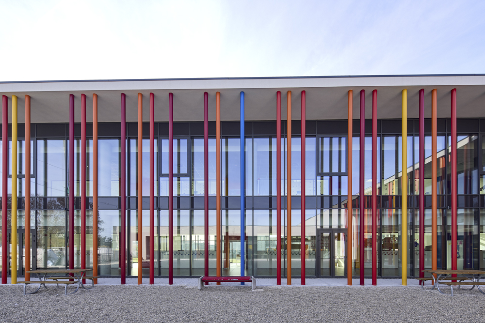 Vista d’insieme del camminamento esterno in Pavilux Isoplam, cemento industriale con finitura pettinata antiscivolo, scuola primaria Marconi Scorzè