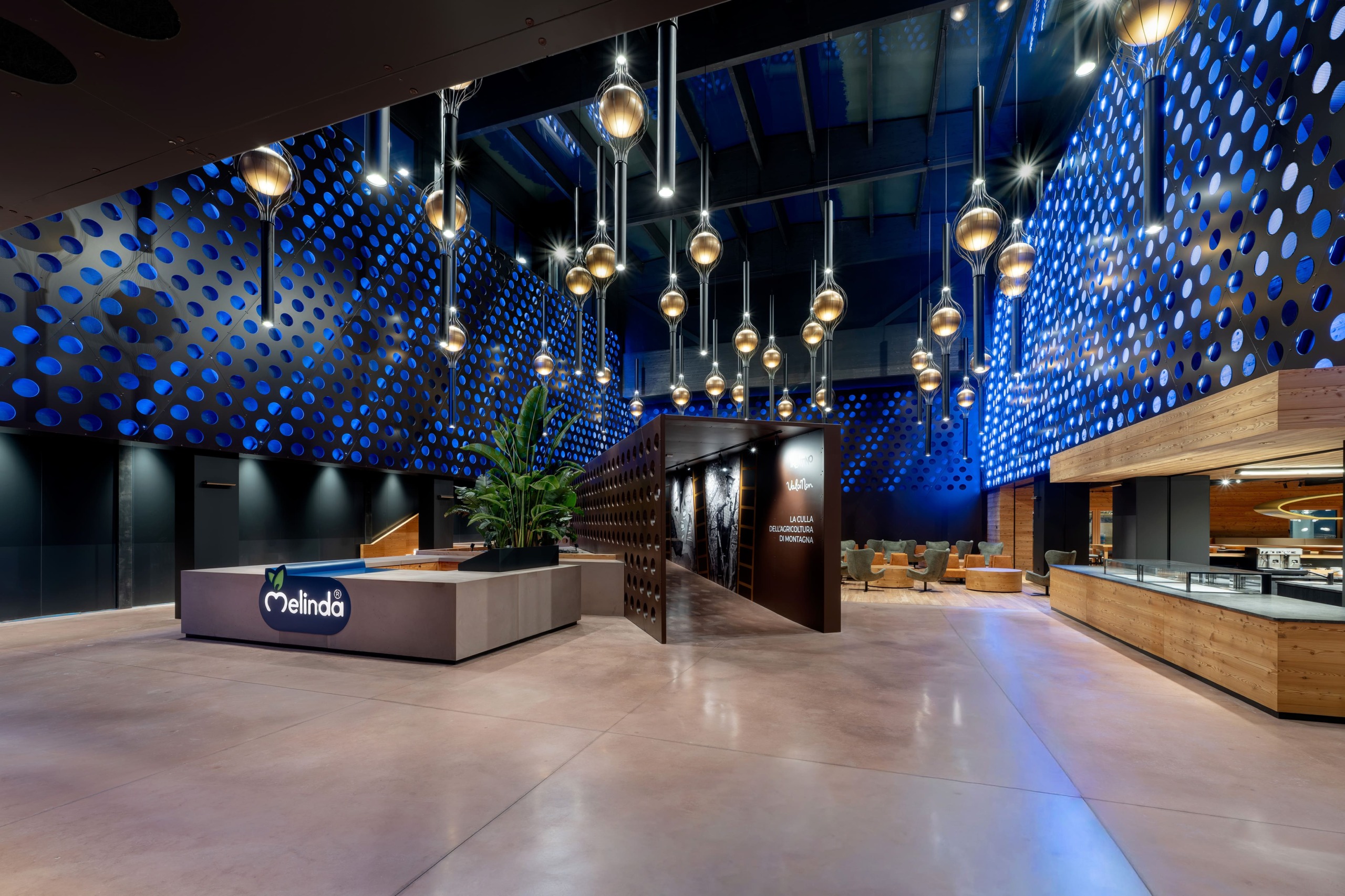 Vista d’insieme degli spazi interni di Mondo Melinda progettati da Studio JAW con pavimentazione Deco Nuvolato