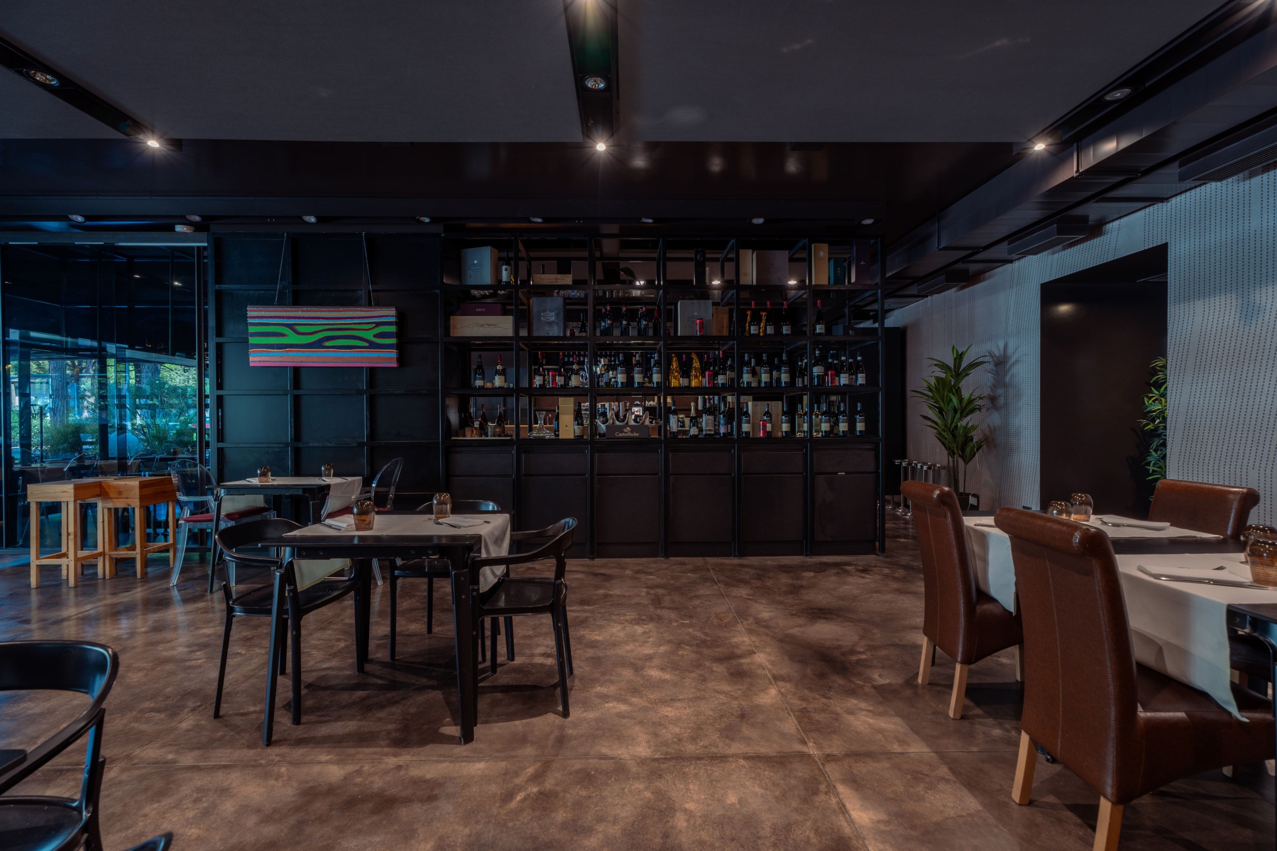 Spazio dining del ristorante Merville con pavimentazione continua Deco Acidificato Isoplam