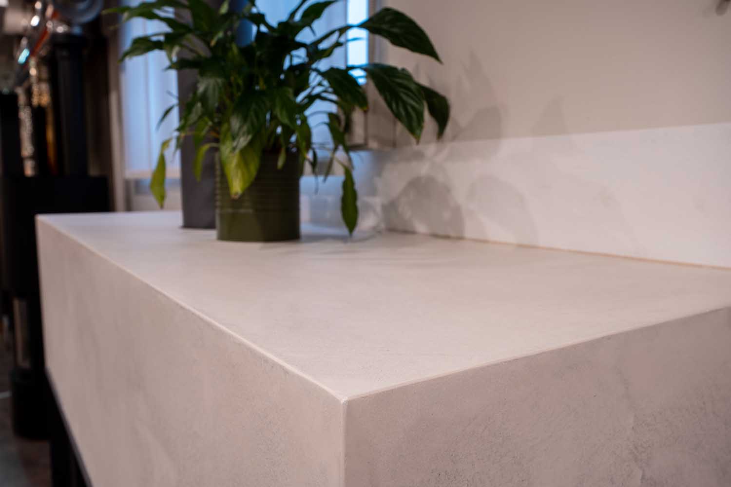 Dettaglio texture cemento resina Micro Sale e Pepe finitura opaca su rivestimento caminetto