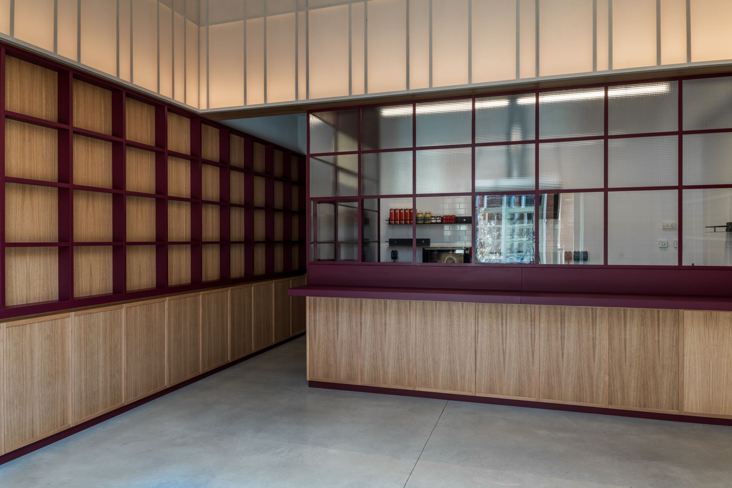 Interno del locale Hiroko a Firenze con pavimento in cemento nuvolato Deco Nuvolato e pareti modulari in legno e metallo