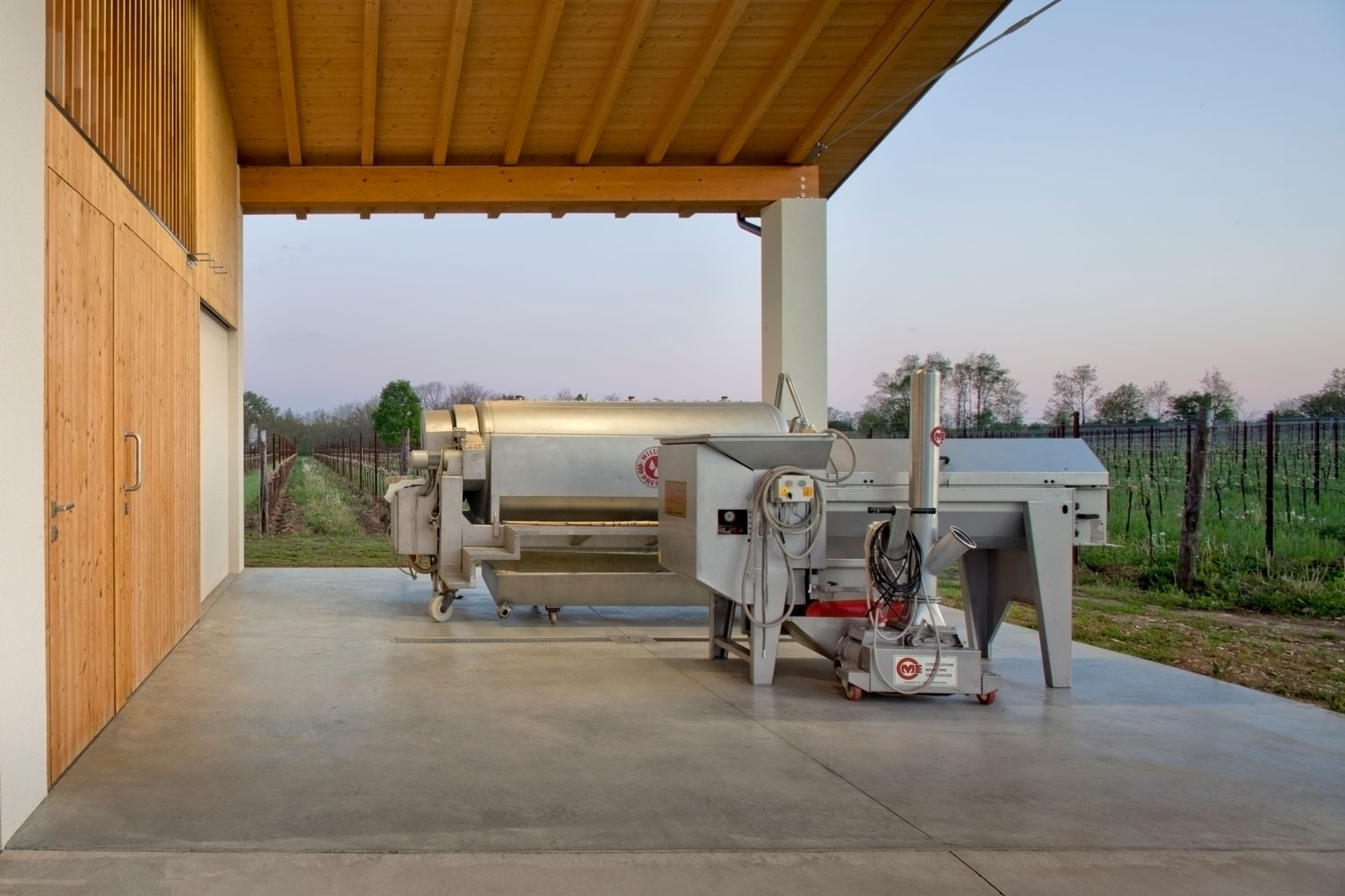 Spazio esterno tra edifici storici e nuove volumetrie con pavimentazione continua Deco Nuvolato Grip