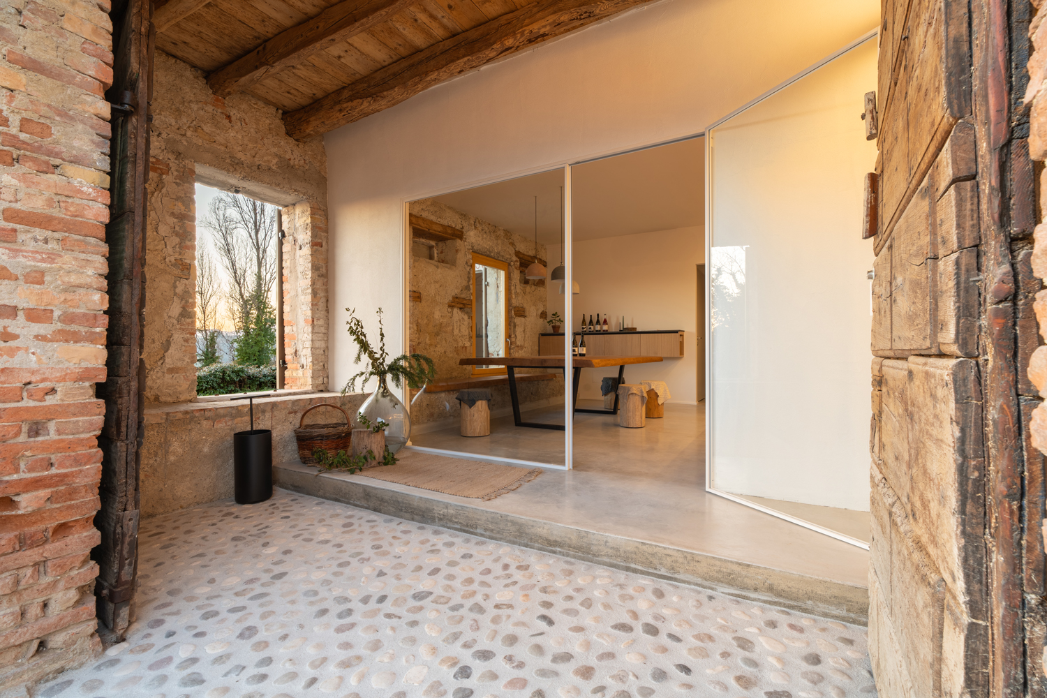 Esterno cantina Monban Conegliano con pavimento in cemento nuvolato