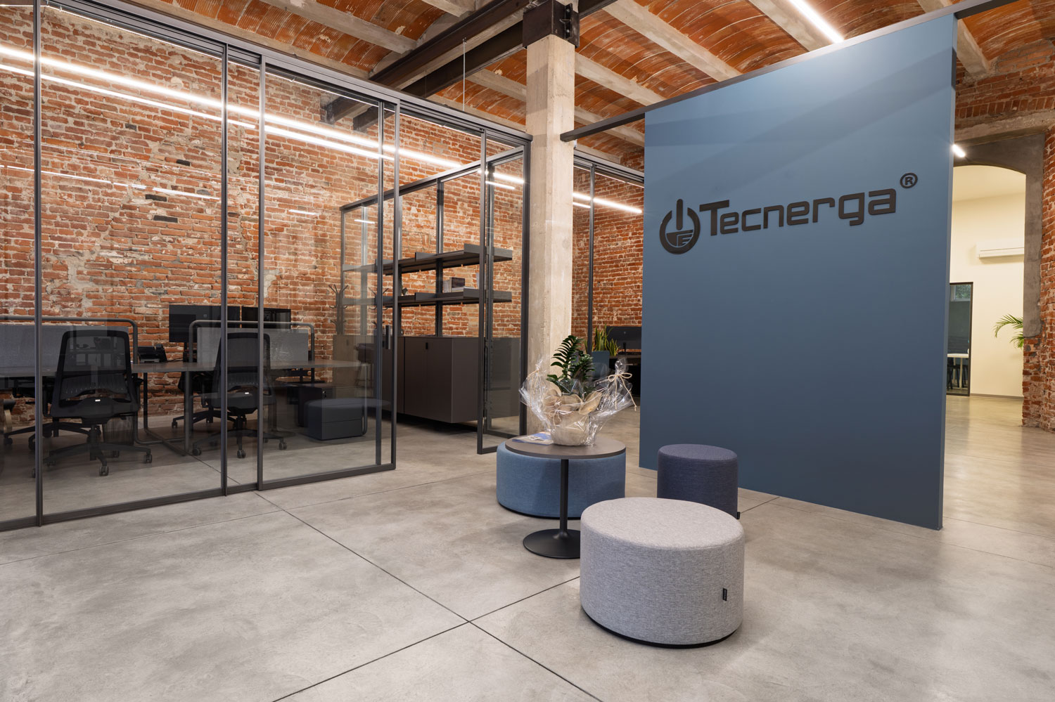 Dettaglio pavimentazione Deco Nuvolato Isoplam color Mineral Gray in ambiente ufficio con volte in muratura