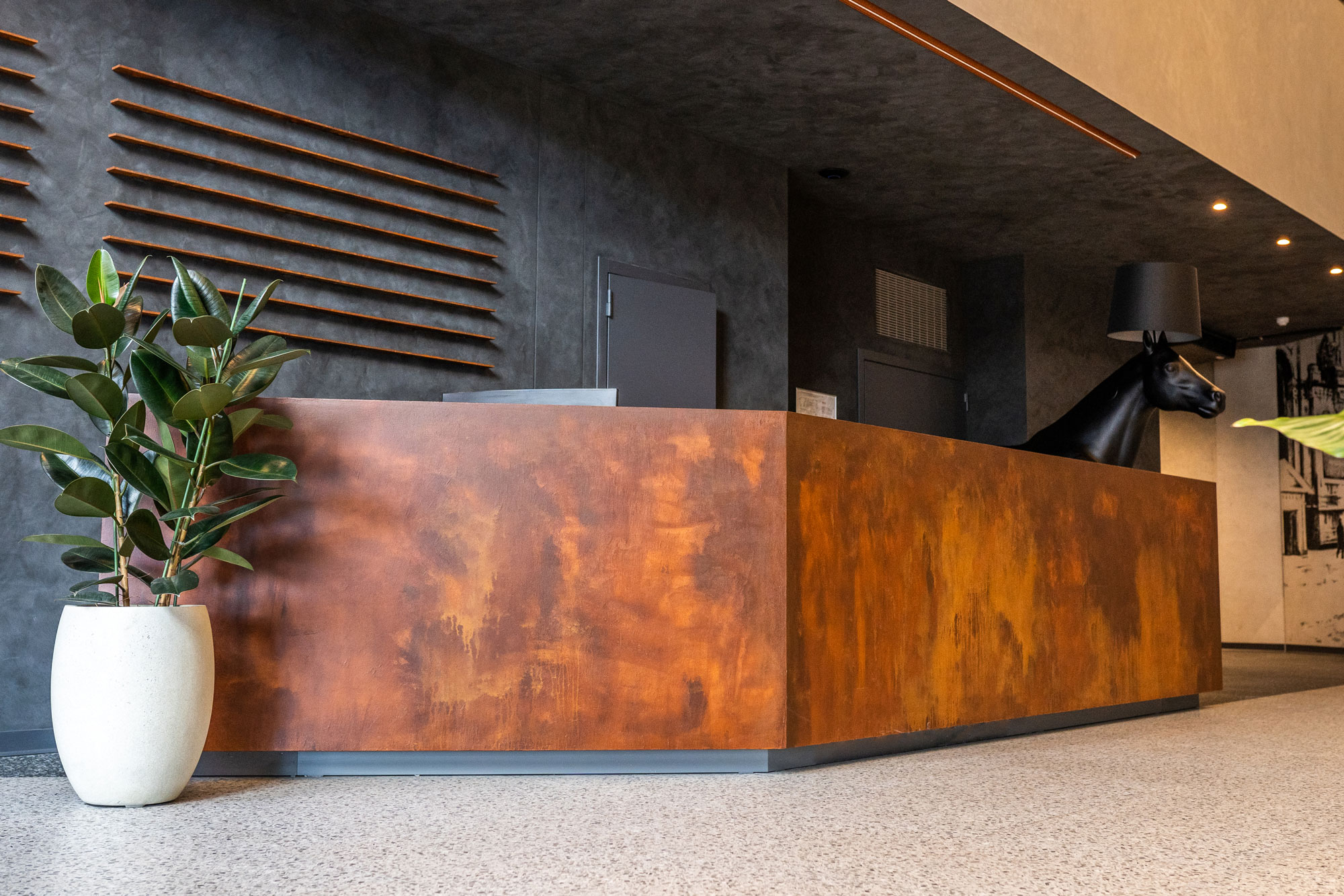 Bancone reception con rivestimento Oxydecor effetto ruggine Oxyrust
