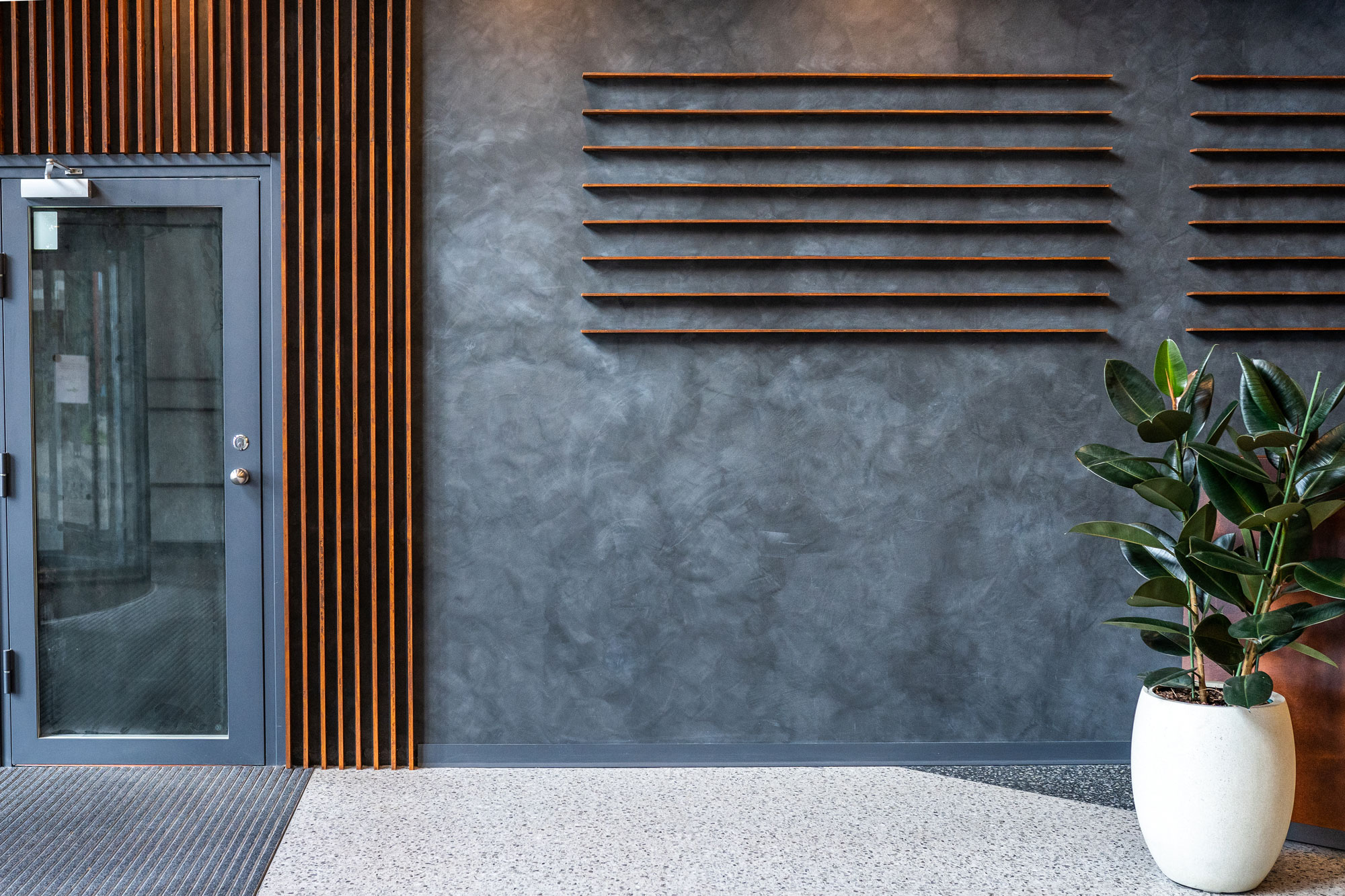 Dettaglio parete decorativa con finitura Oxydecor effetto ossidato