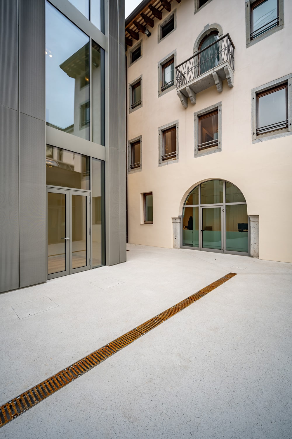 Pavimentazione esterna continua Terrazzoverlay XL nel cortile del museo Casa Cavazzini