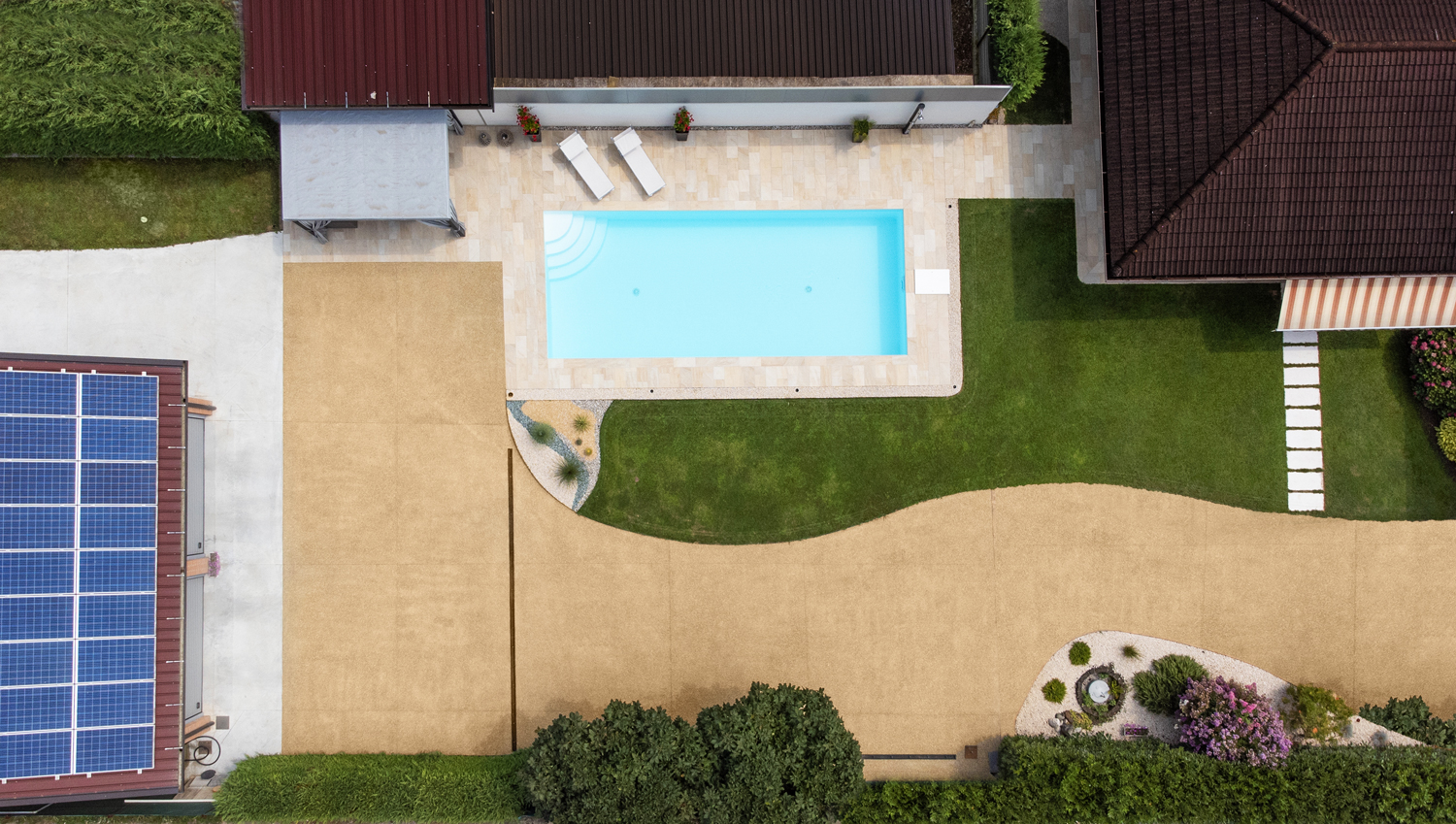 Vista aerea di villa privata a Loria con viale carrabile in ghiaino lavato ItalianTerrazzo Isoplam colore Giallo Ocra e piscina