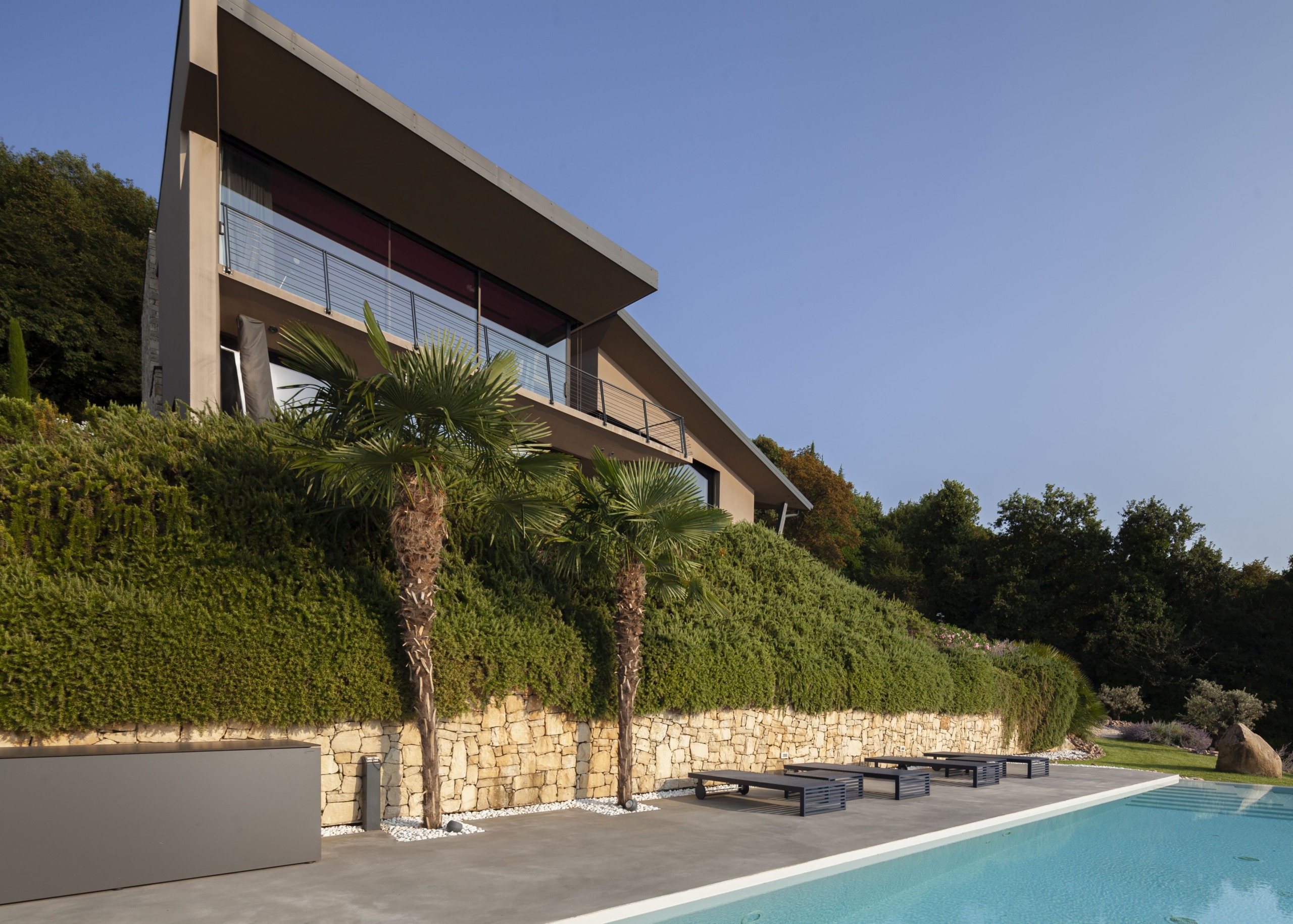 Piscina panoramica con pavimentazione outdoor Micro Compact nella villa a Torri del Benaco