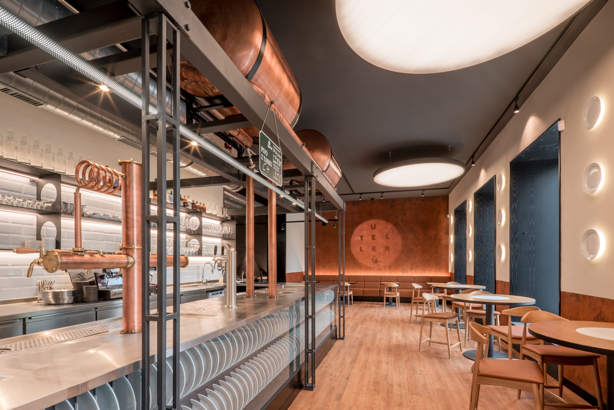 Bancone ristorante con pareti decorative effetto ossidato corten