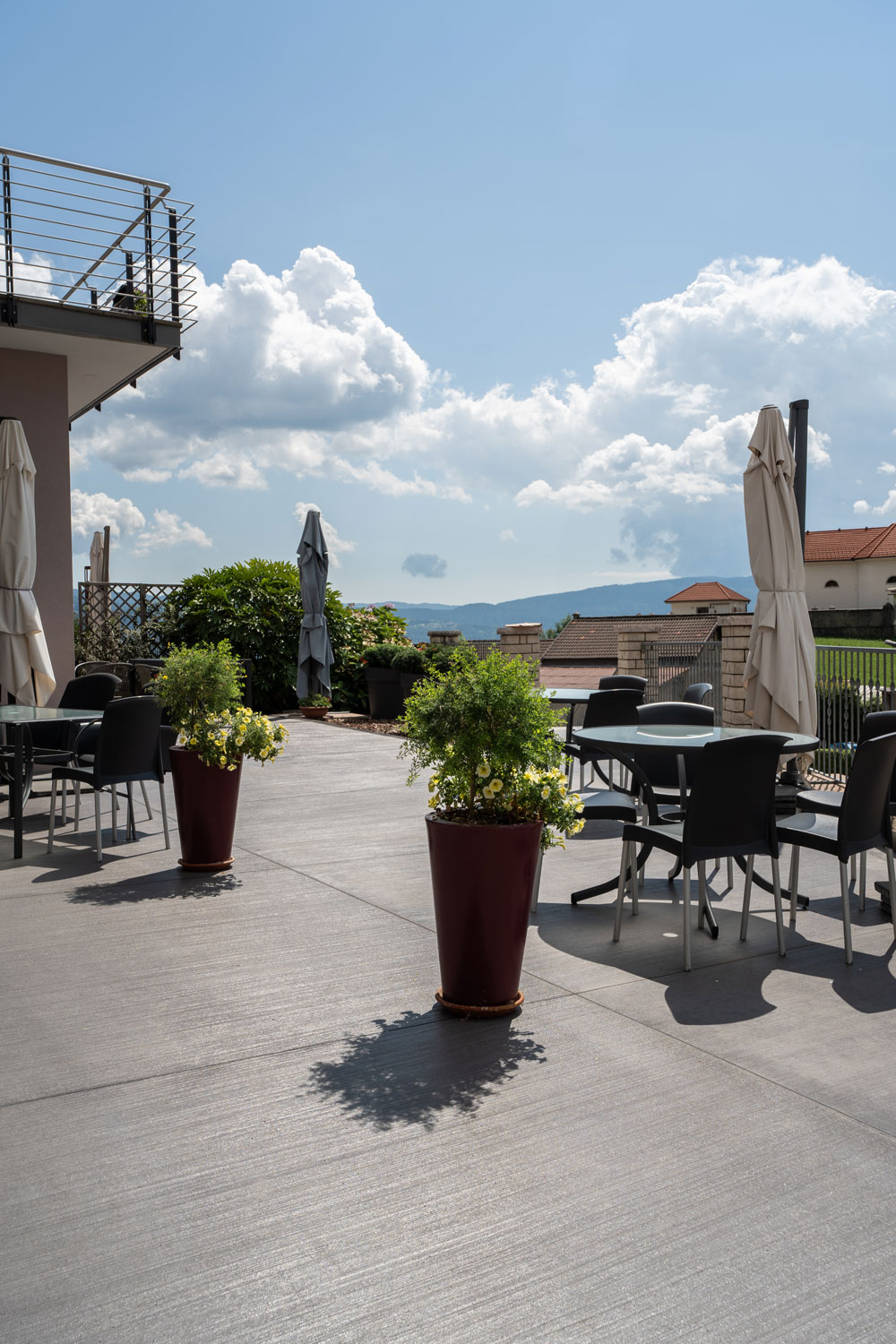 Terrazza esterna con pavimento Pavilux Isoplam color lavagna resistente agli agenti atmosferici