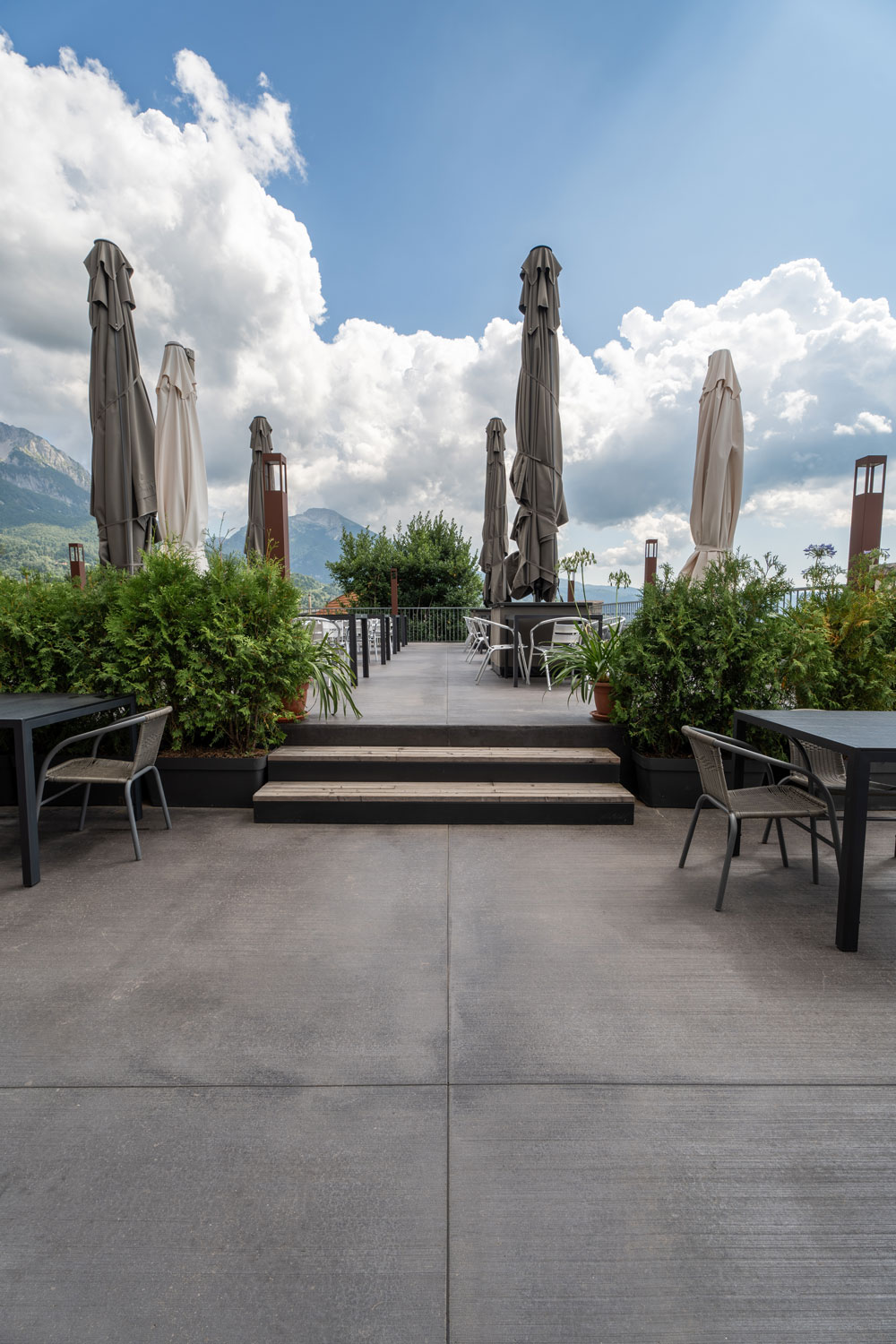 Dettaglio pavimento in cemento Pavilux color lavagna per area esterna ristorante di montagna