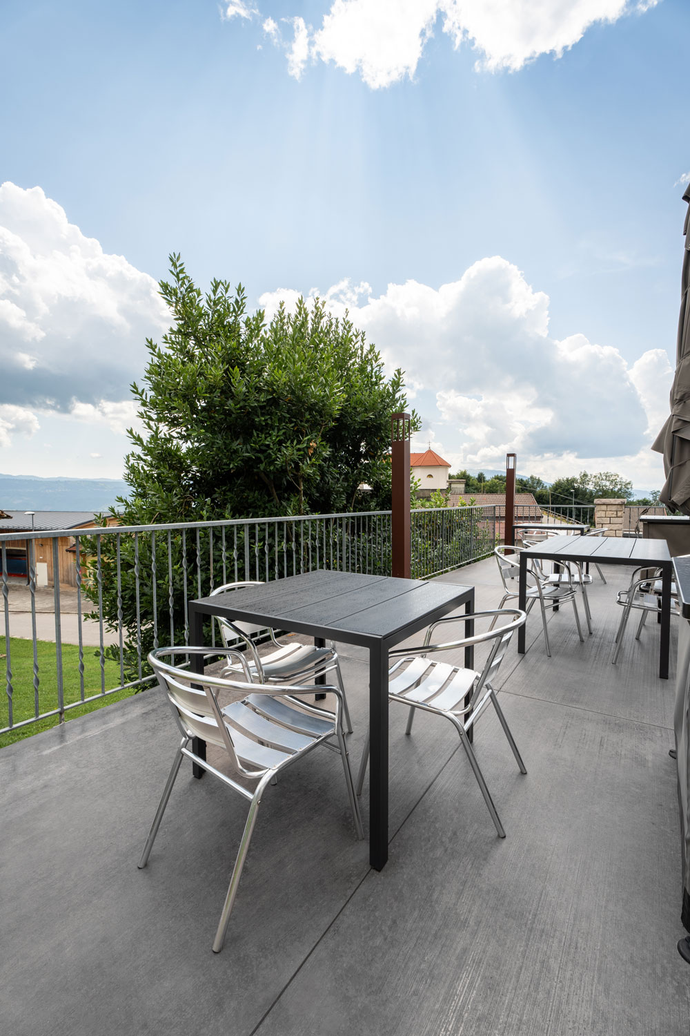 Dettaglio pavimento Pavilux Isoplam color lavagna in contesto architettonico alpino