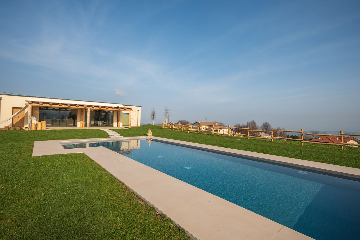 Dettaglio della piscina presso la villa con ingresso in cemento Drenante carrabile