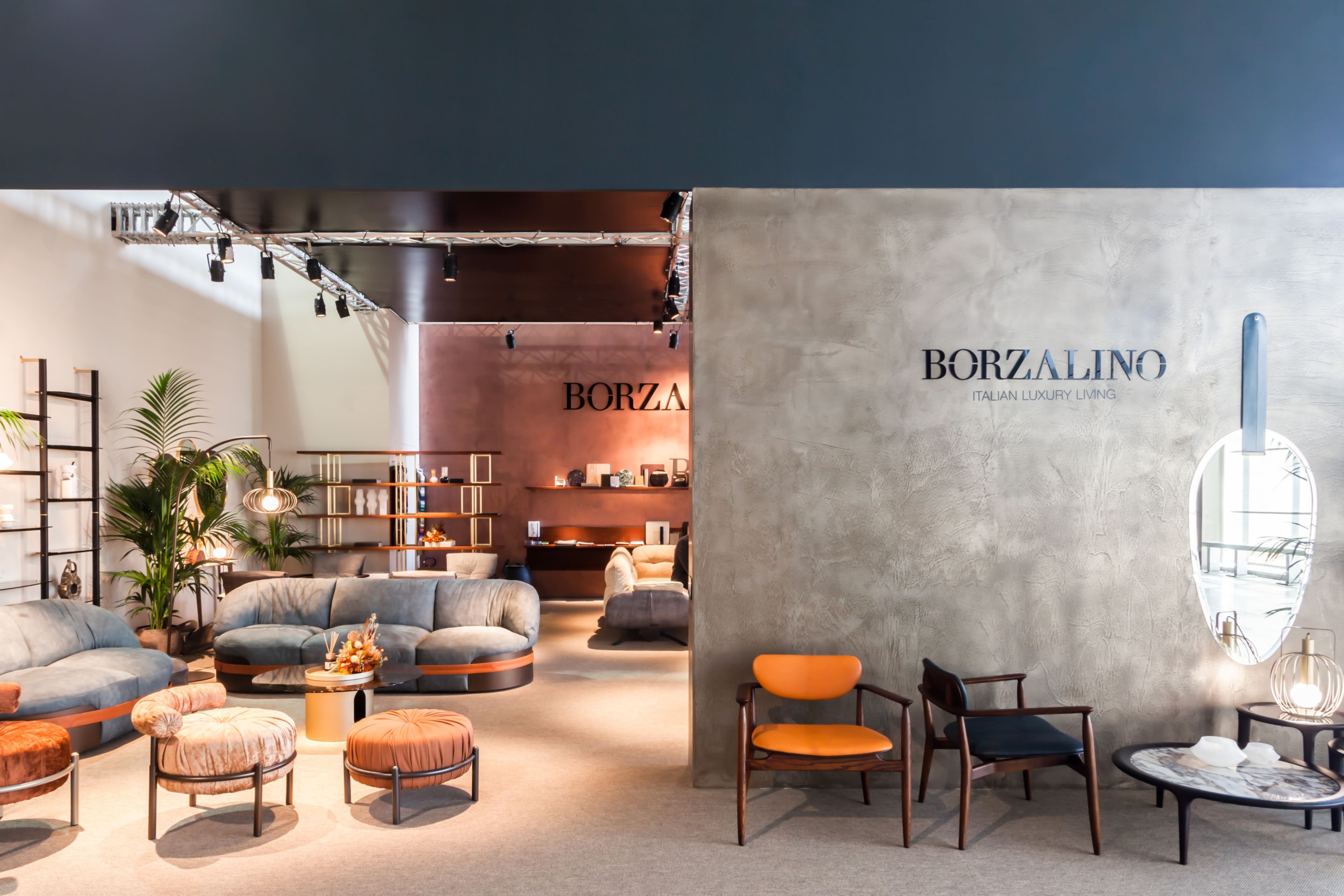 Stand Borzalino al Salone del Mobile Milano con pareti effetto metallo Plamina Isoplam