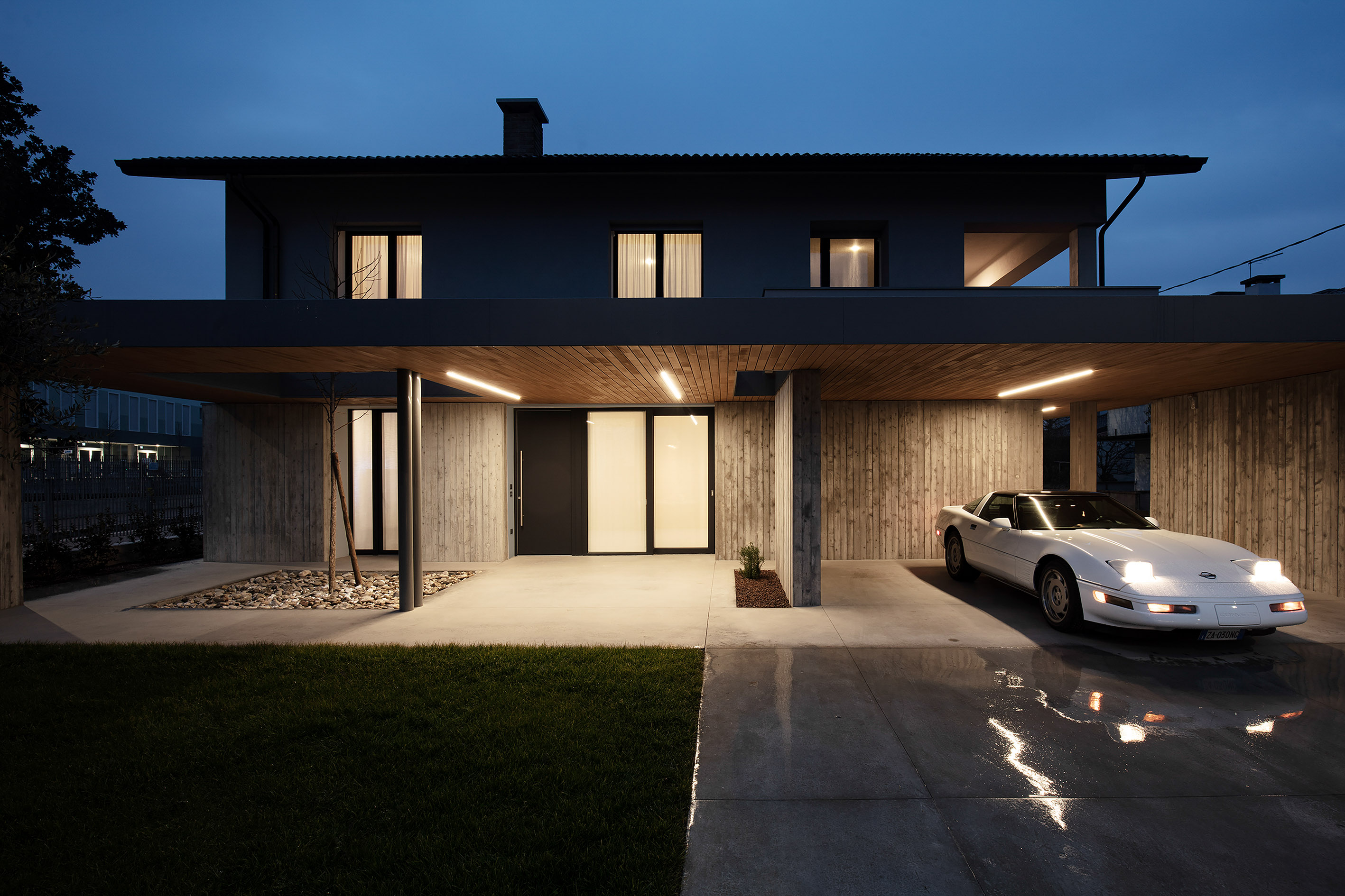 Carport coperto con pavimento in cemento decorativo Pavilux Isoplam finitura opaca