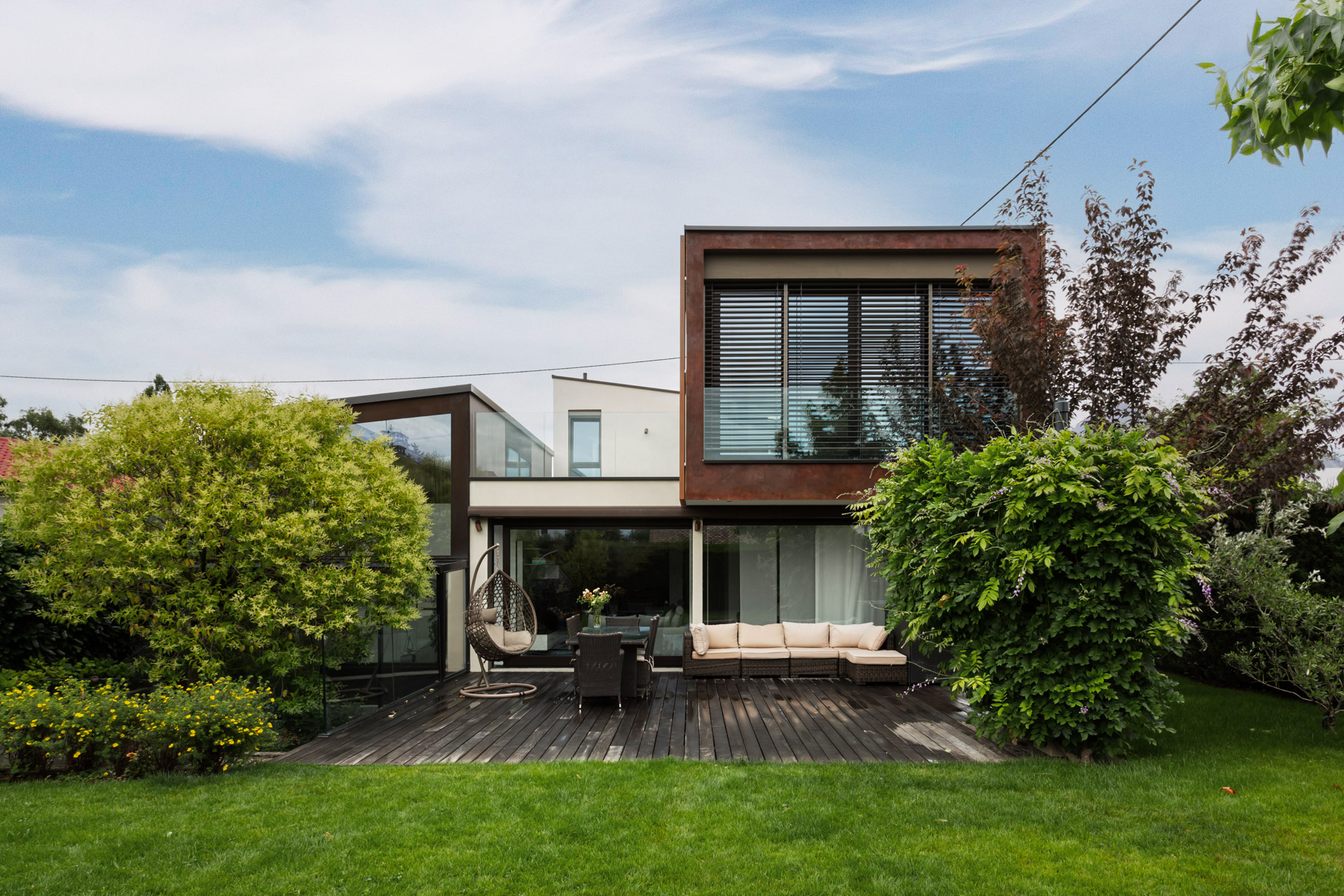 Rivestimento esterno effetto Corten Oxydecor Rust Isoplam volume aggettante Ginevra