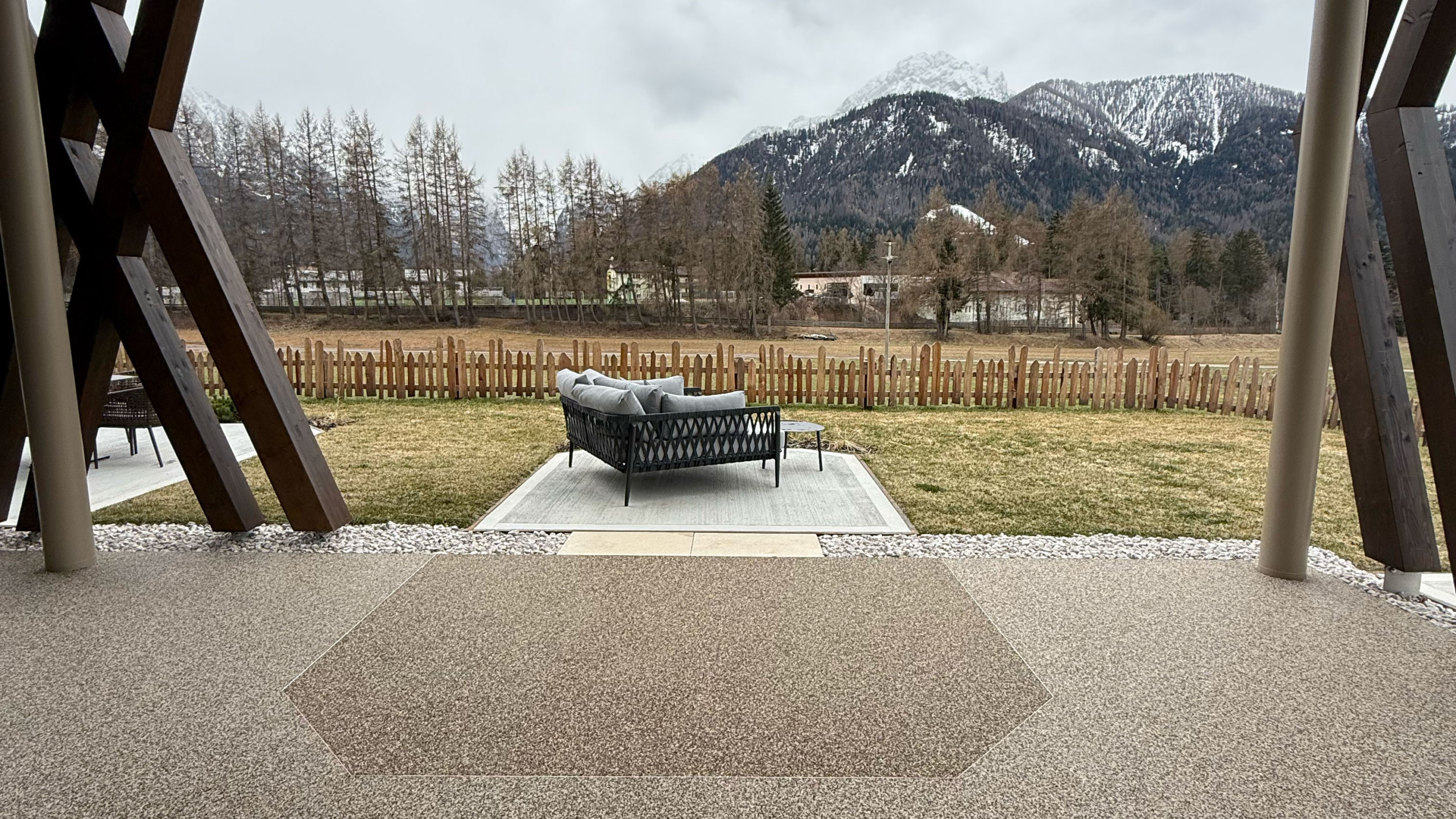 Connessione tra Plam Resin Drain e cemento pettinato negli esterni: cambio materiale e continuità progettuale