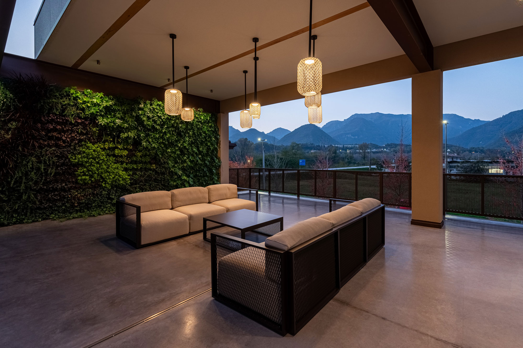 Terrazza uffici Omas con pavimento Deco Nuvolato, struttura in metallo e ampie vetrate per continuità indoor-outdoor