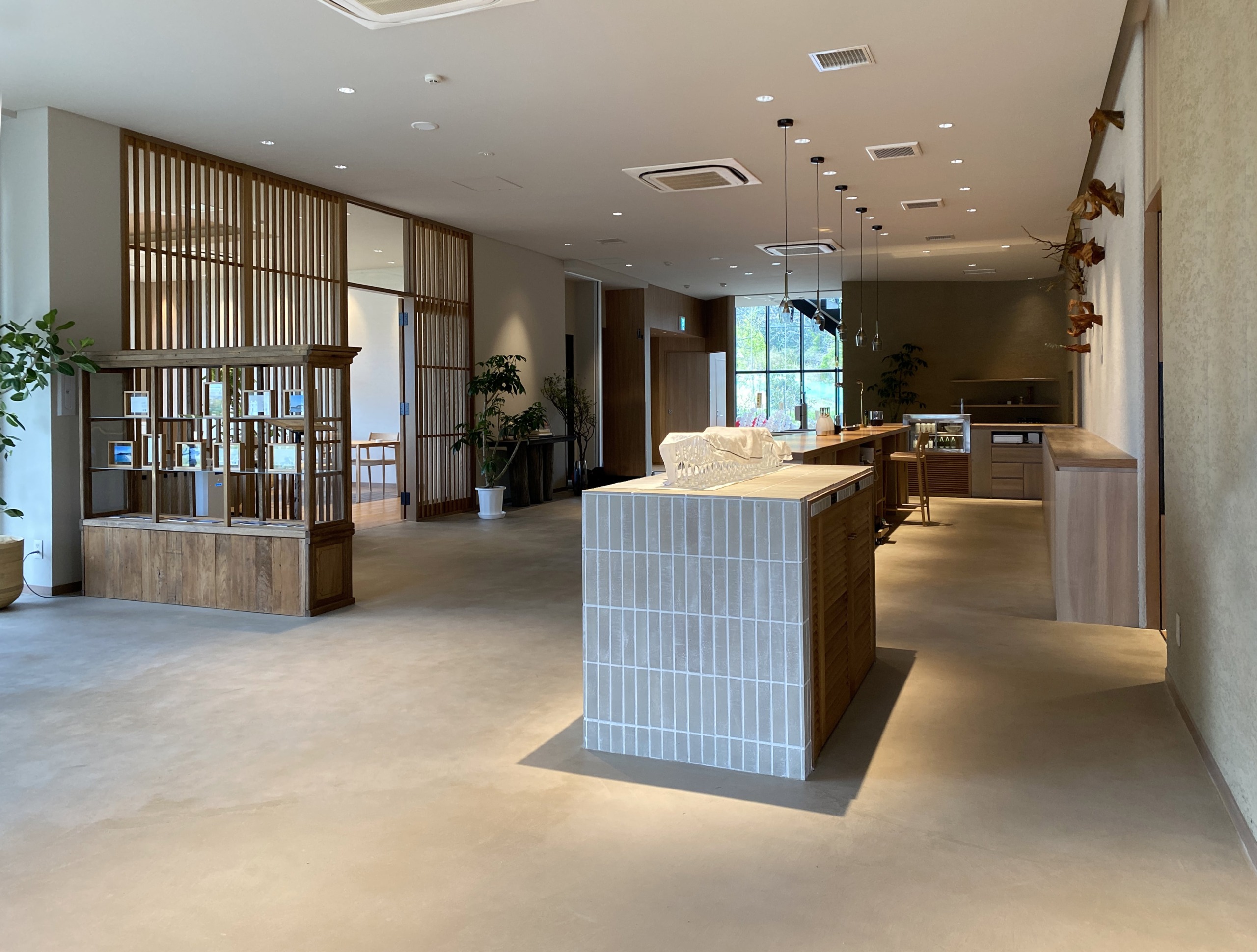 Interior hotel minimal con pavimento continuo senza fughe