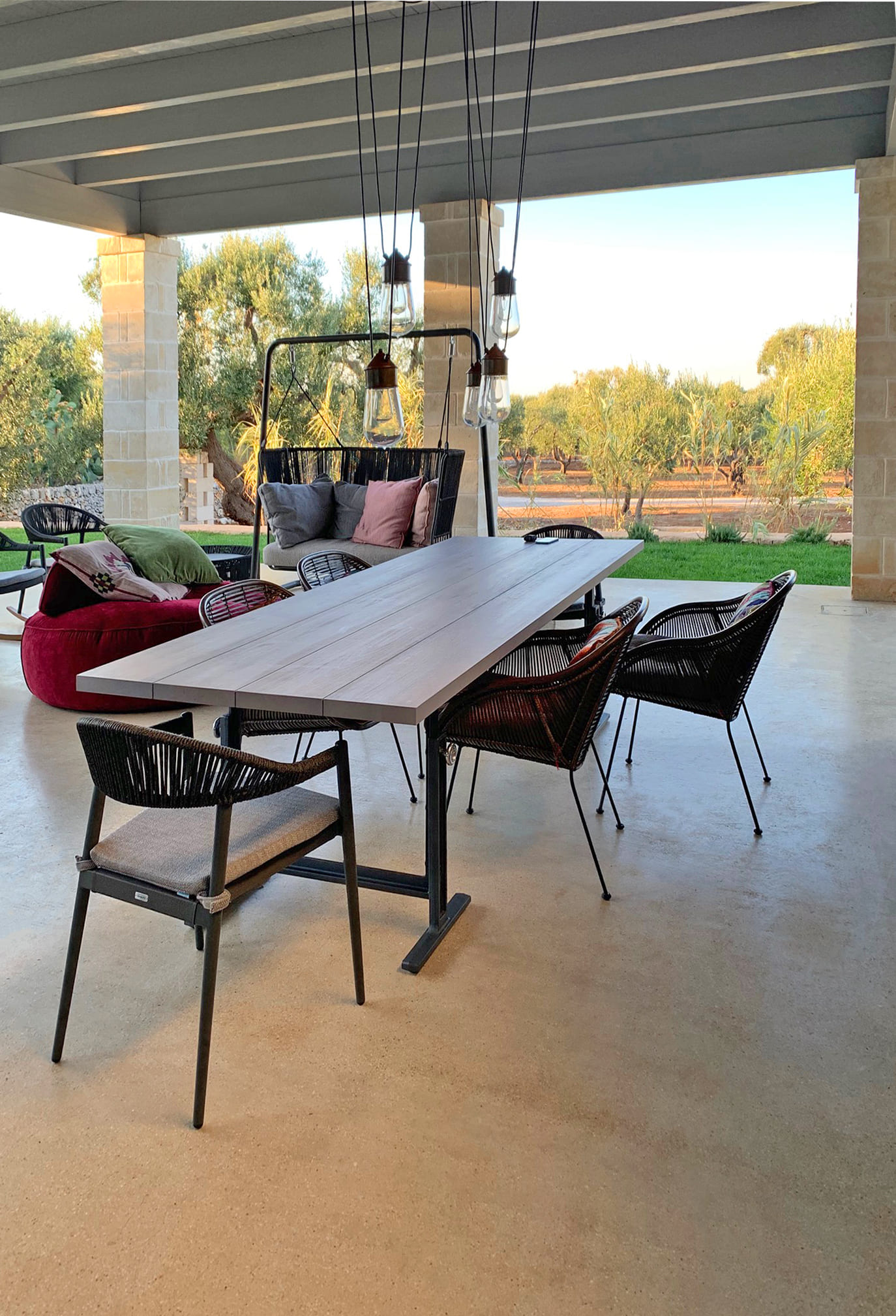 zona pranzo esterna con pavimento in microterrazzo finitura materica continua design contemporaneo