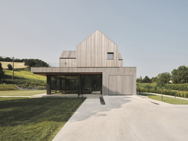 Tree House - Cesena (FC) Vista frontale della villa contemporanea con driveway in Pavilux Industriale Isoplam e finitura continua effetto cemento