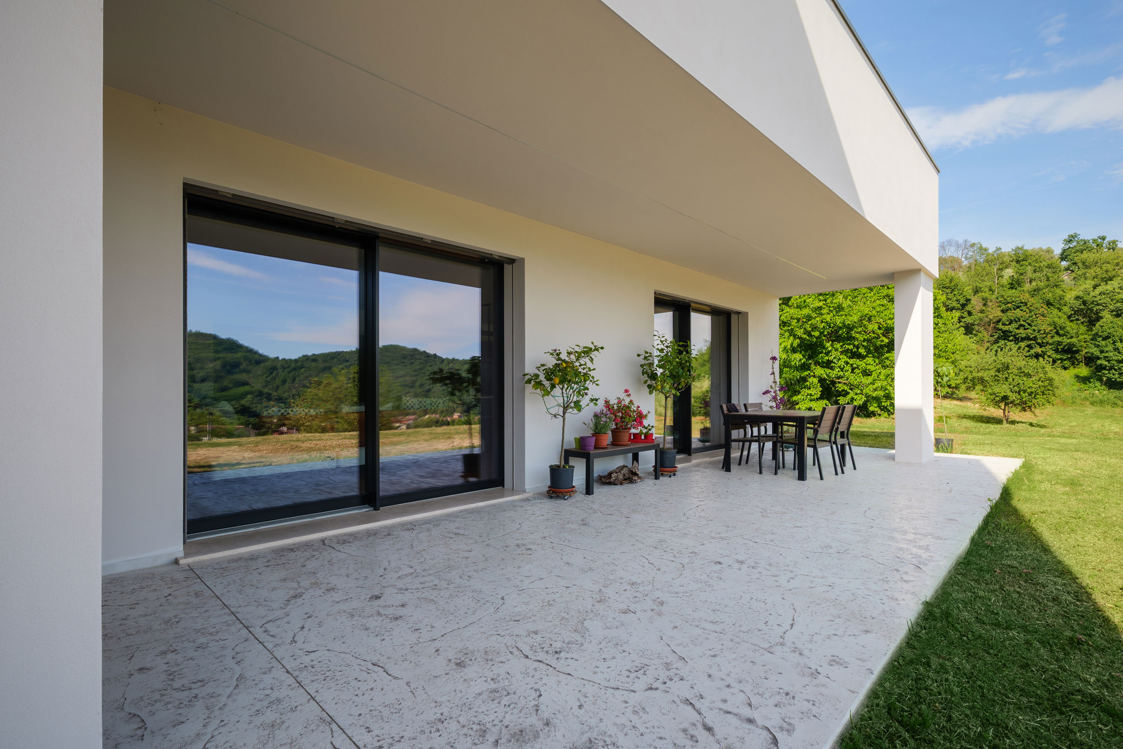 Vista della pavimentazione in cemento stampato per villa moderna a Galzignano Terme