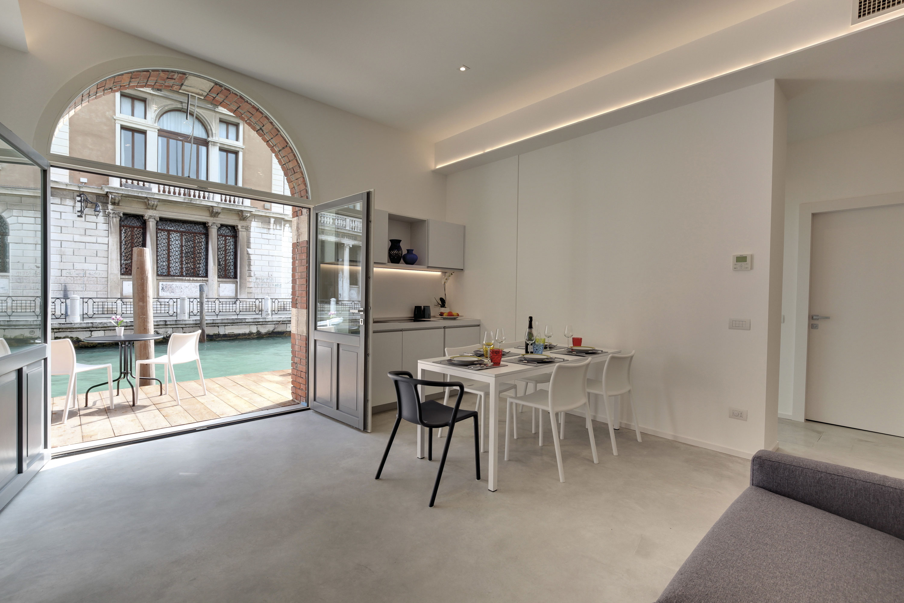 Deco Nuvolato Isoplam per suite moderna con superfici continue senza fughe
