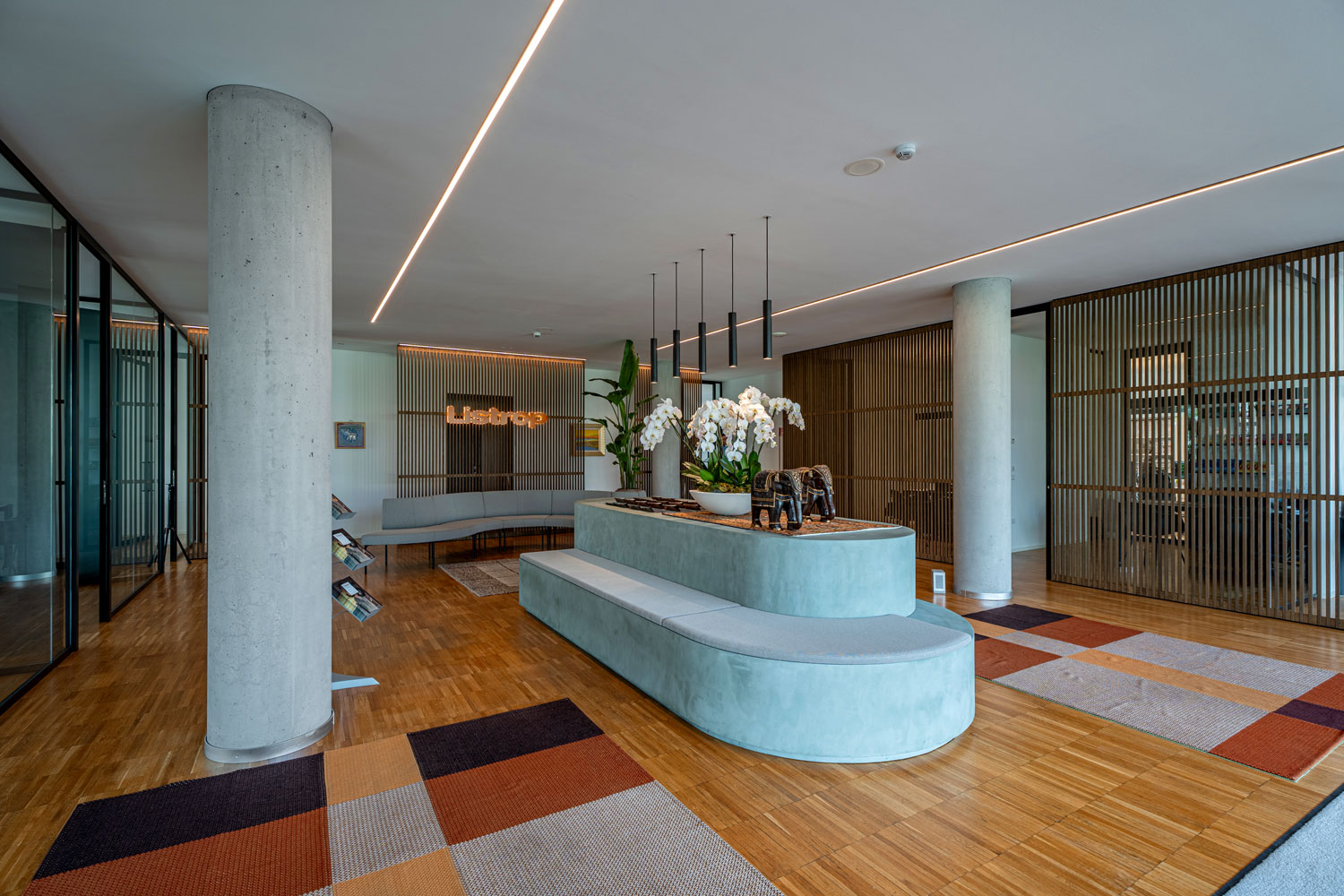 Il microcemento trasforma la reception in una superficie architettonica continua