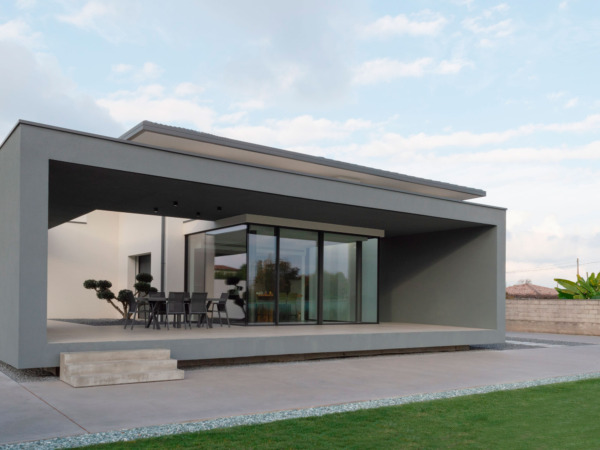 Casa F-02 - Rossano V.to (VI) Pavimentazione esterna Deco Nuvolato Grip per residenza moderna a Rossano Veneto