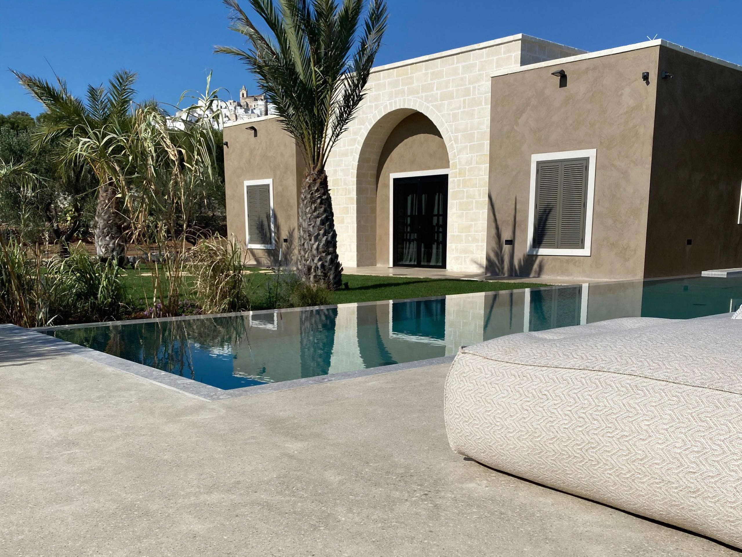 bordo piscina con pavimentazione antiscivolo in microterrazzo veneziana Terrazzoverlay Grip