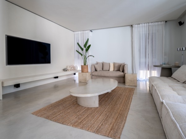 Attico privato - Padova (PD) Zona living con pavimento continuo in microcemento e camino minimal rivestito in resina cementizia