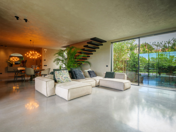 Villa privata - Sacile (PN) Pavimento Deco Nuvolato nel soggiorno con ampie vetrate panoramiche