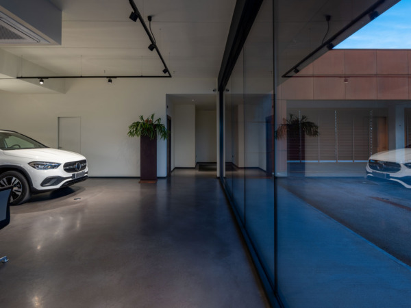Showroom Cartheater - Portogruaro (TV) Pavimento continuo Deco Nuvolato Isoplam che collega spazi interni ed esterni del progetto Cartheater