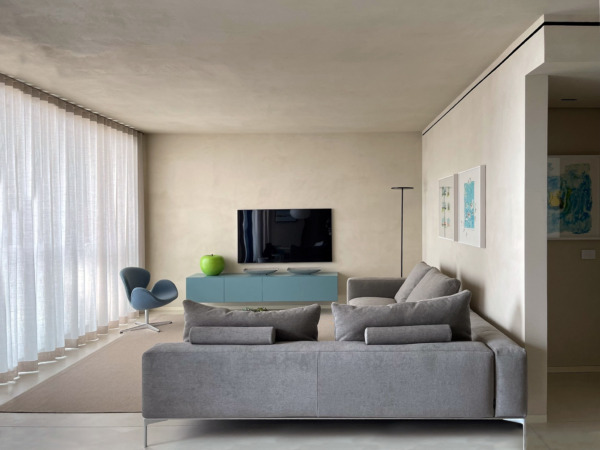 Attico privato - Milano marittima (RA) Pavimento continuo Micro Velvet tortora nel salotto di un attico a Milano Marittima